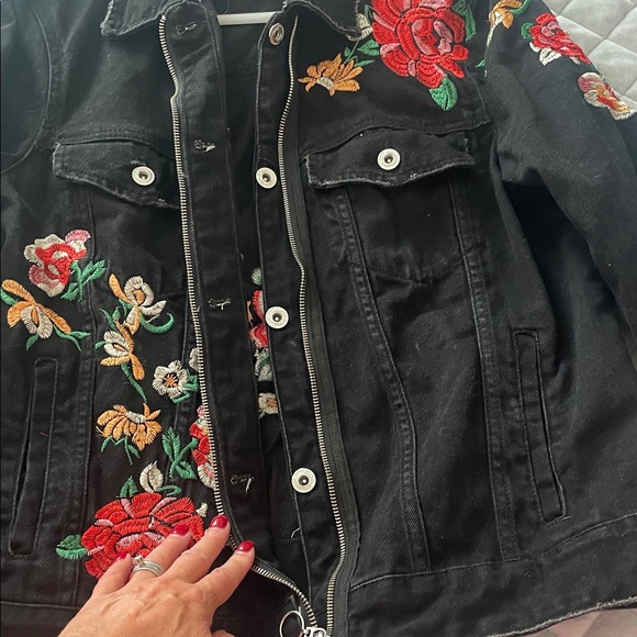 Zara Black Denim Jacket with Red Floral Embroidery - Picture 2 of 8